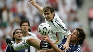 Miroslav Klose versucht sich im Kopfballduell gegen italienische Spieler durchzusetzen
