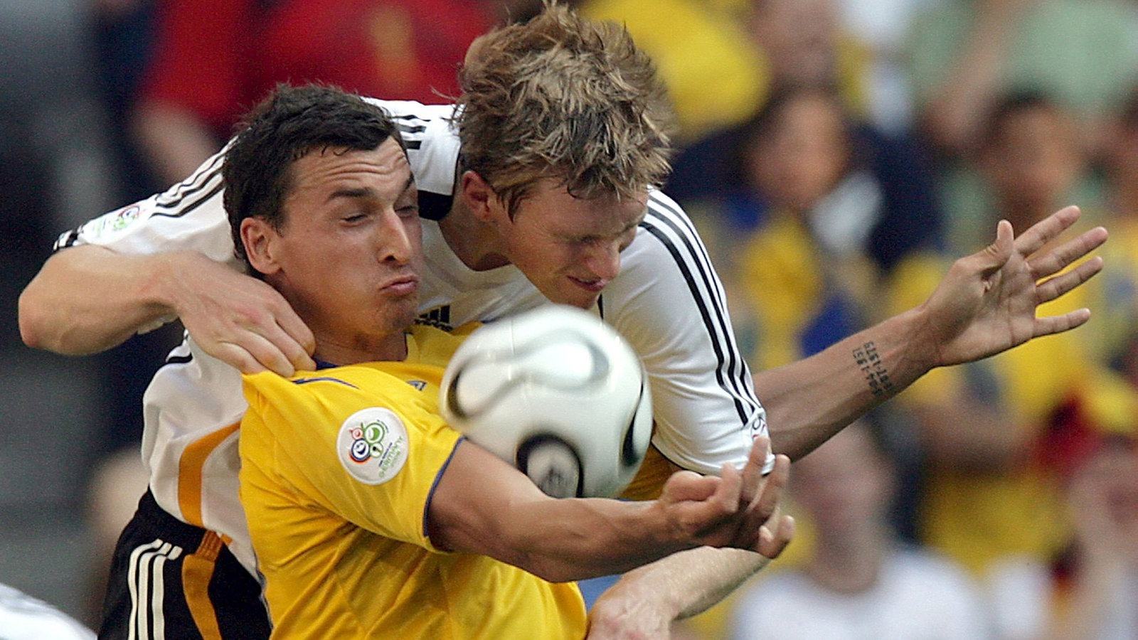 Per Mertesacker steht hinter dem Schweden Zlatan Ibrahimovic, der gerade den Ball führt