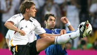 Sebastian Kehl und ein italienischer Spieler heben gleichzeitig das Bein im Kampf um den Ball