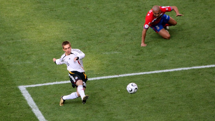 Philipp Lahm beim Schuss | Bildquelle: Olivier Matthys/EPA/dpa Philipp Lahm beim Schuss