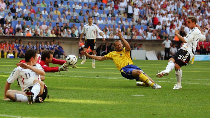 Lukas Podolski schießt das 1:0 gegen Schweden