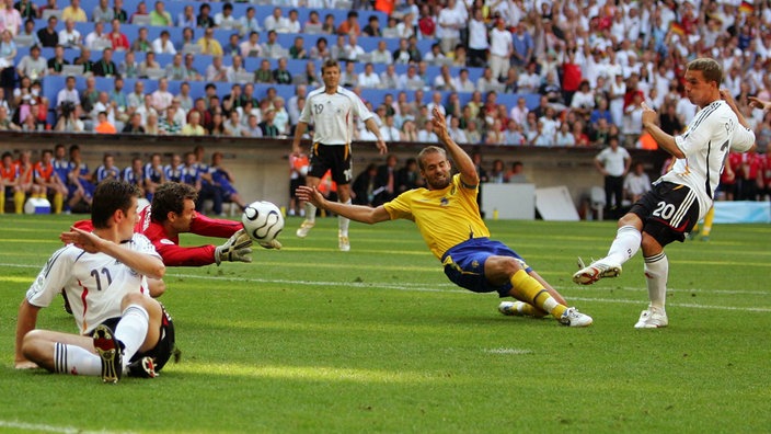 Lukas Podolski schießt das 1:0 gegen Schweden | Bildquelle: Imago/ActionPictures Lukas Podolski schießt das 1:0 gegen Schweden