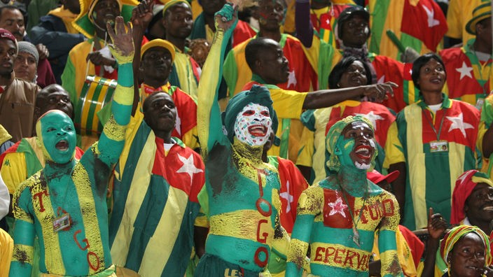 Bunt bemalte togolesische Fans