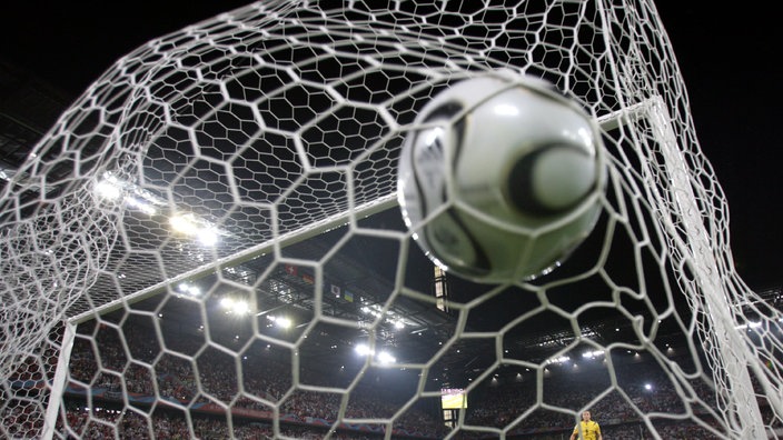 Großaufnahme auf einen Ball, der in der rechten unteren Ecke des Tores im Netz zappelt. | Bildquelle: dpa Großaufnahme auf einen Ball, der in der rechten unteren Ecke des Tores im Netz zappelt.