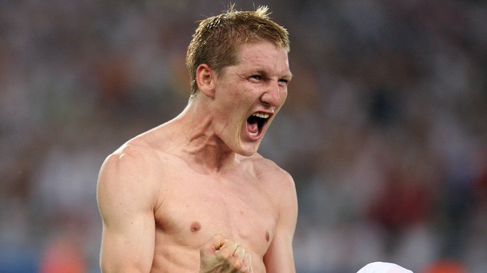 Bastian Schweinsteiger jubelt mit freiem Oberkörper | Bildquelle: Imago Bastian Schweinsteiger jubelt mit freiem Oberkörper