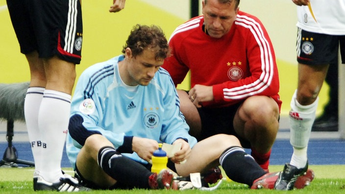 Jens Lehmann schaut auf einen Zettel, neben ihm Torwarttrainer Andi Köpke | Bildquelle: WDR/action press/Michael Kolvenbach Jens Lehmann schaut auf einen Zettel, neben ihm Torwarttrainer Andi Köpke