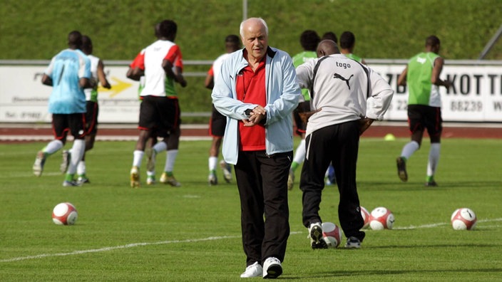 Otto Pfister und togolesische Spieler auf dem Trainingsplatz | Bildquelle: Imago/MIS Otto Pfister und togolesische Spieler auf dem Trainingsplatz