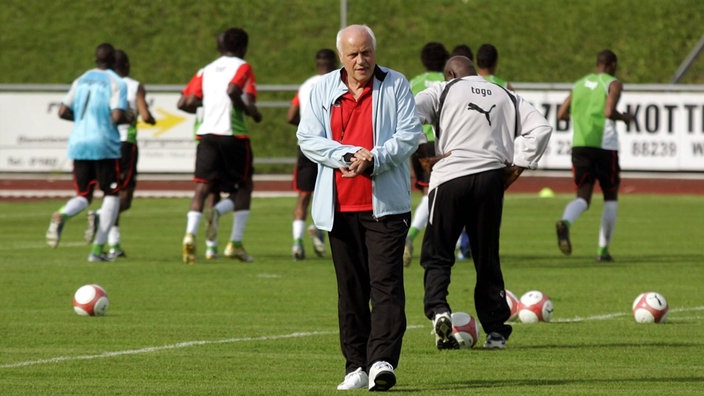 Otto Pfister und togolesische Spieler auf dem Trainingsplatz