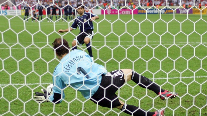 Jens Lehmann hält einen Elfmeter | Bildquelle: WDR/Imago/ActionPictures Jens Lehmann hält einen Elfmeter