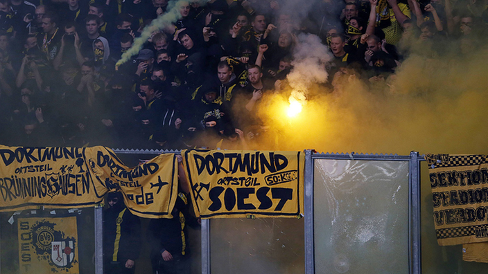 Ultra Fans des BVB zünden Bengalos in ihrem Fanblock | Bildquelle: imago Ultra Fans des BVB zünden Bengalos in ihrem Fanblock
