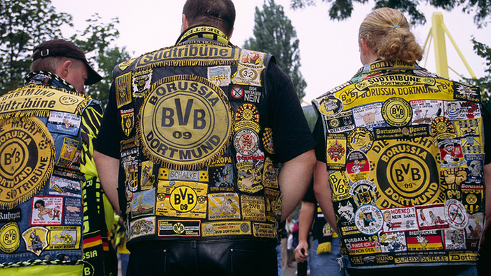 Dortmunder Fußballanhänger mit Fankutten
