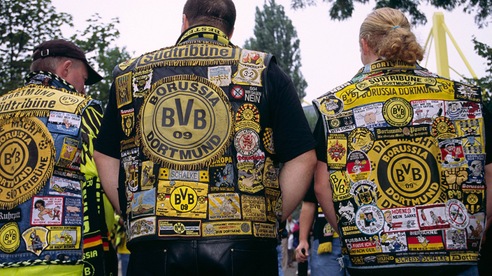 Dortmunder Fußballanhänger mit Fankutten | Bildquelle: imago Dortmunder Fußballanhänger mit Fankutten
