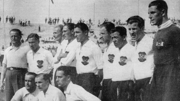 Schwarzweiß-Foto: Österreichs Nationalmannschaft; Sindelar in der hinteren Reihe, dritter von links.