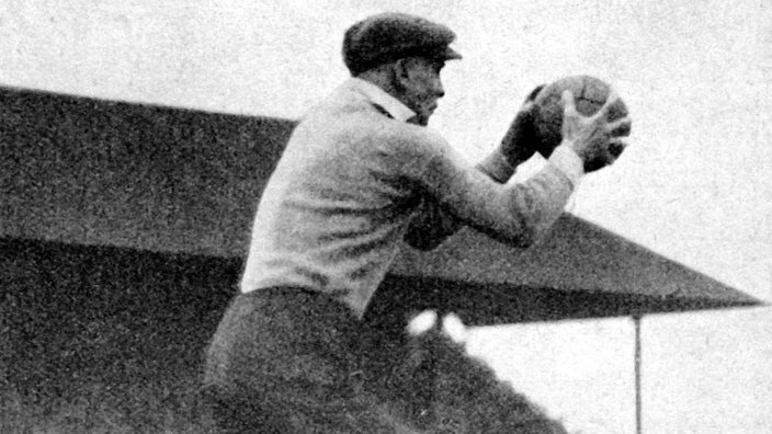 Schwarzweiß-Foto des Torwarts Stuhlfauth, der gerade einen Ball fängt. | Bildquelle: dpa Schwarzweiß-Foto des Torwarts Stuhlfauth, der gerade einen Ball fängt.