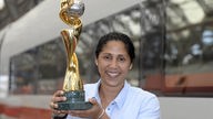 Steffi Jones präsentiert den WM-Pokal für die WM 2011