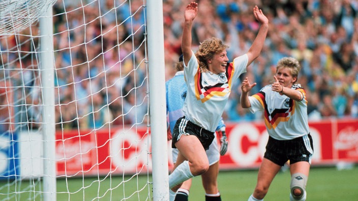 Die Nationalspielerinnen Heidi Mohr (links) und Silvia Neid jubeln | Bildquelle: picture alliance / GES-Sportfoto Die Nationalspielerinnen Heidi Mohr (links) und Silvia Neid jubeln