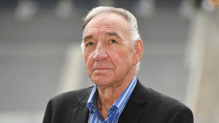 Bernd Schröder am 14.06.2016 in Berlin im Olympiastadion bei einem Fototermin | Bildquelle: Jens Kalaene/ picture alliance / ZB Bernd Schröder am 14.06.2016 in Berlin im Olympiastadion bei einem Fototermin