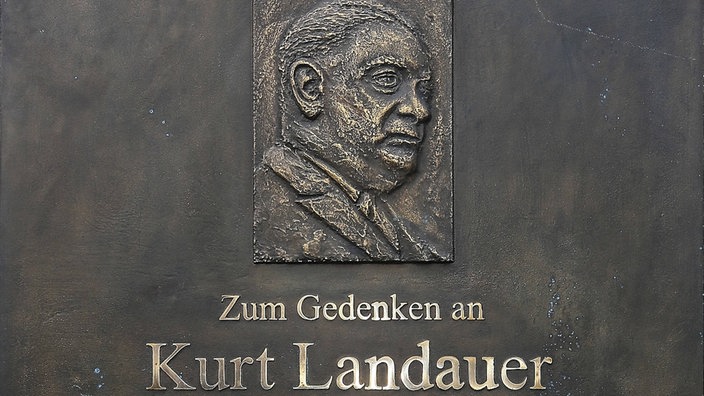 Gedenktafel an Kurt Landauer vor der Arena in München | Bildquelle: imago Gedenktafel an Kurt Landauer vor der Arena in München