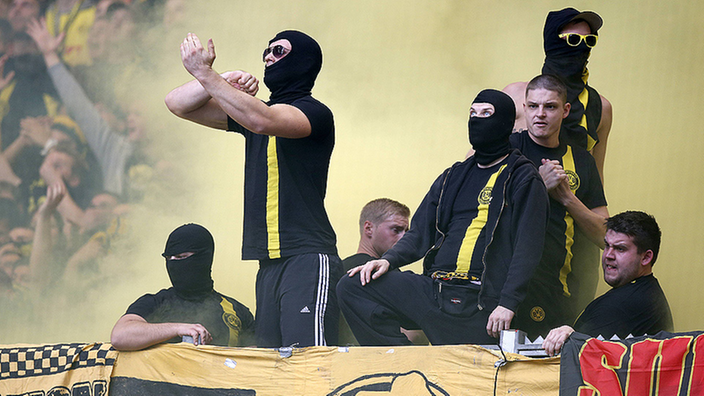 Vermummte Hooligans im Stadion | Bildquelle: imago Vermummte Hooligans im Stadion