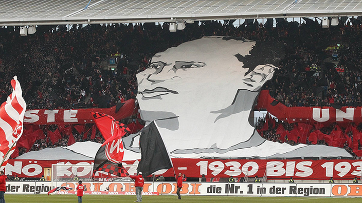 Nürnberger Fans organisieren eine Choreografie zu Ehren von Jenö Konrad | Bildquelle: imago Nürnberger Fans organisieren eine Choreografie zu Ehren von Jenö Konrad