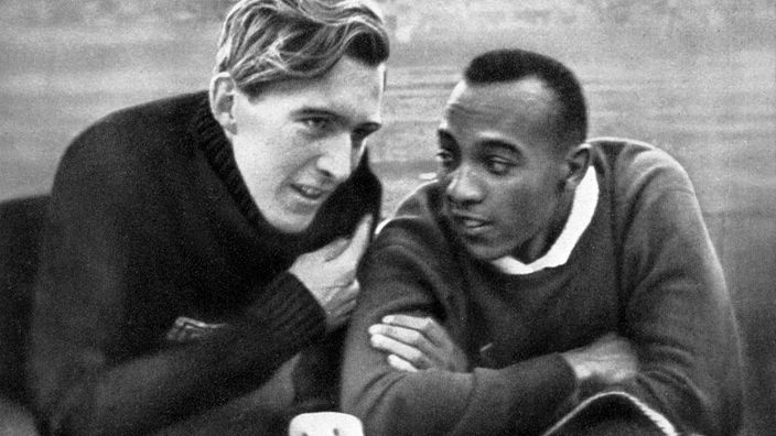 Die Leichtathleten Luz Long und Jesse Owens im Gespräch