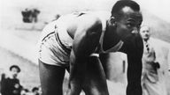 Jesse Owens 1936 am Start in Berlin.
