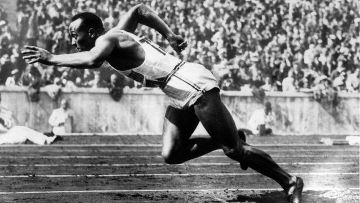 Der US-amerikanische Leichtathlet Jesse Owens kurz nach dem Start