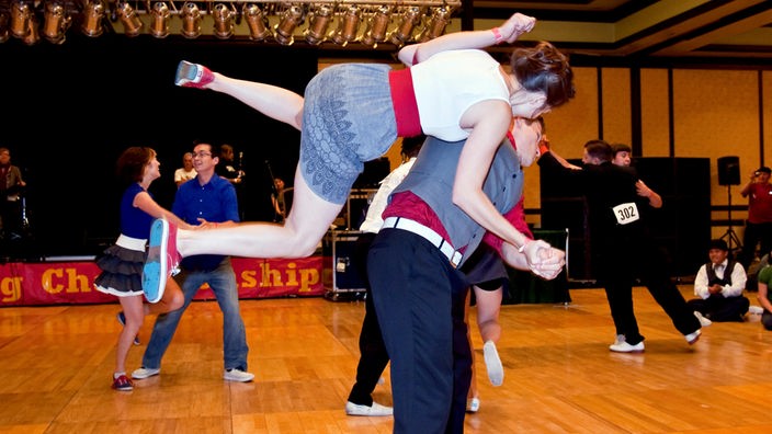 Ein Tanzpaar bei einer Akrobatik-Einlage
