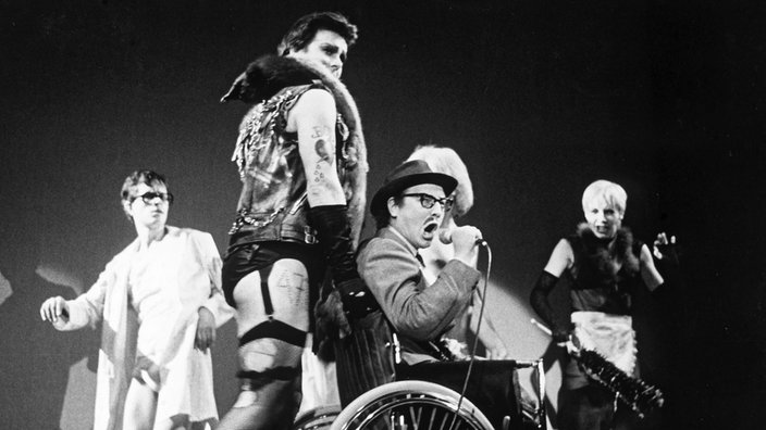 Szene aus der Rocky Horror Show. | Bildquelle: WDR/dpa/Johann Schilling Szene aus der Rocky Horror Show.