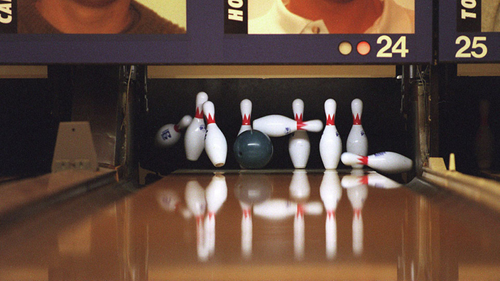 Bowlingball trifft auf Pins.