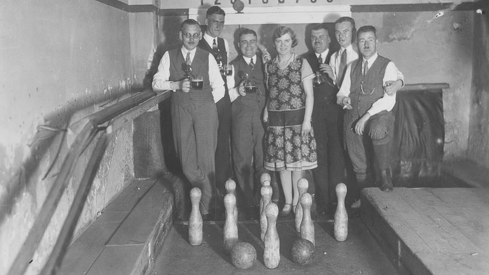 Gesellschaft beim Kegeln, circa 1930. | Bildquelle: akg Gesellschaft beim Kegeln, circa 1930.