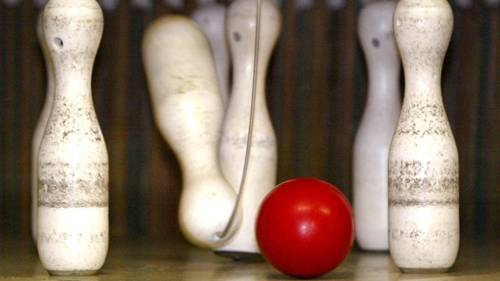 Kugel trifft Kegel | Bildquelle: imago Kugel trifft Kegel