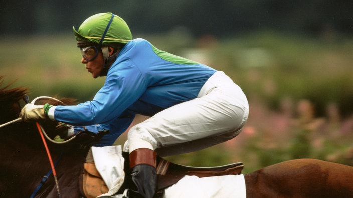 Jockey auf Pferd | Bildquelle: WDR/Werek Jockey auf Pferd