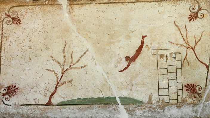 Griechisches Fresko, auf dem ein Taucher beim Sprung von einem Turm ins Meer abgebildet ist.