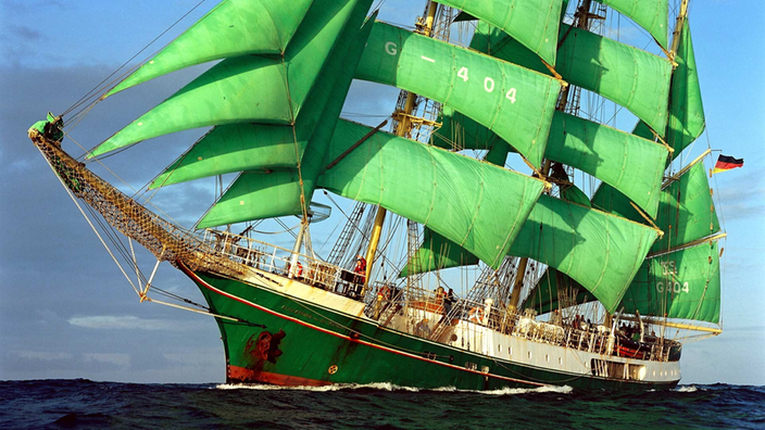 Großsegler Alexander von Humboldt unter grünen Segeln.