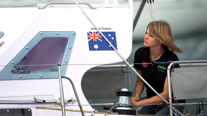 Die junge australische Seglerin Jessica Watson startet mit ihrem Boot zur geplanten Weltumrundung.