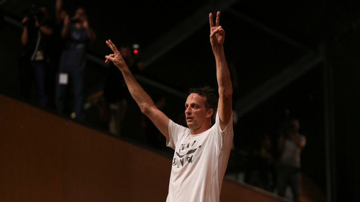 Skater Tony Hawk in Siegerpose. | Bildquelle: dpa Skater Tony Hawk in Siegerpose.