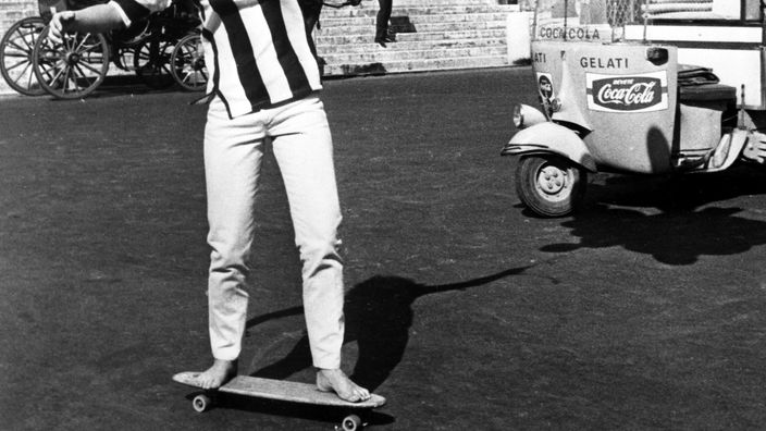 Eine Skaterin in den 1960er Jahren in Rom.
