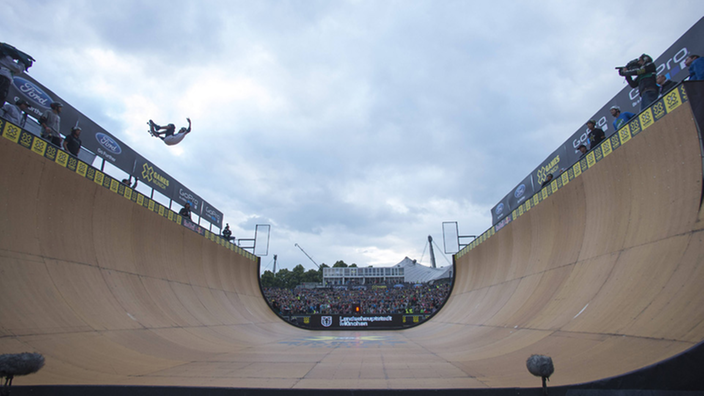 Skateboardrampe mit fliegendem Skater.