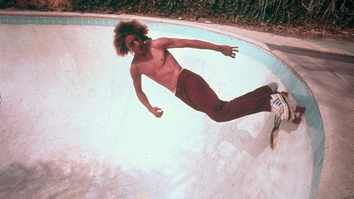 Skater Tony Alva skatet in einem Pool.