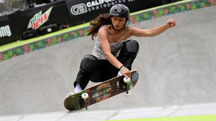 Profi-Skateboarderin Lizzie Armanto bei einem Trick