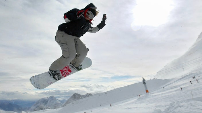 Ein Snowboarder beim Sprung