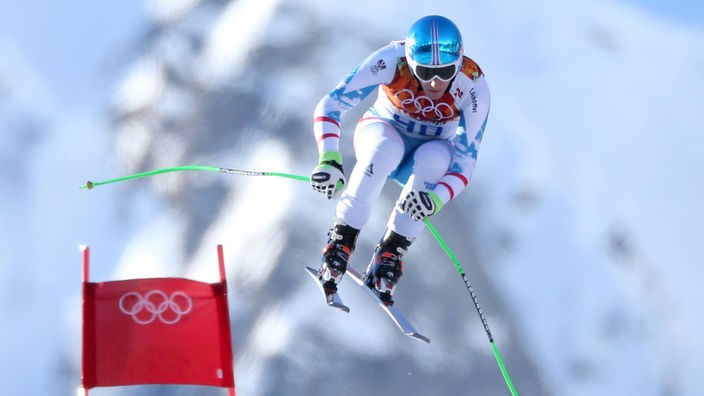 Ein Ski-Rennläufer  während eines Sprungs