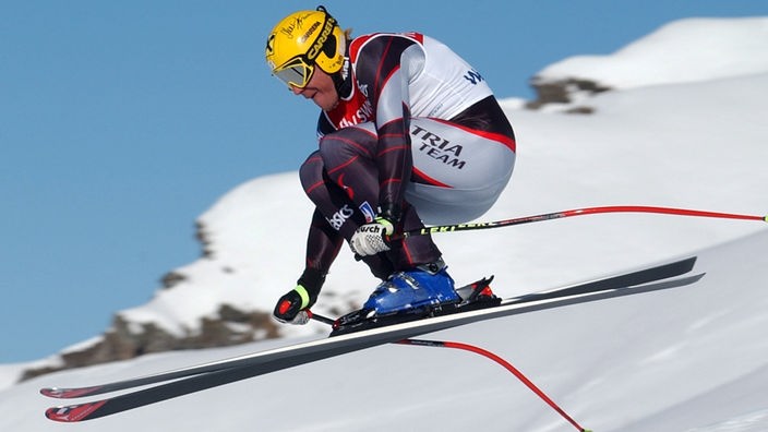 Skifahrer Hermann Maier während eines Sprungs beim Ski World Cup der Herren