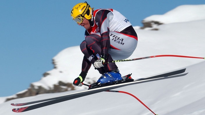 Skifahrer Hermann Maier während eines Sprungs beim Ski World Cup der Herren