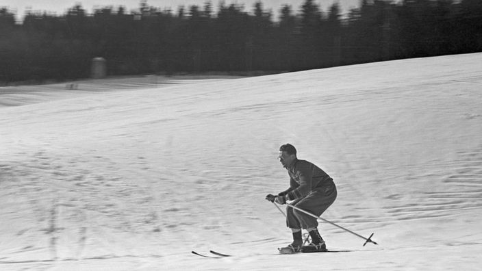 Schwarzweiß-Bild: Skifahrer in den 1930er-Jahren