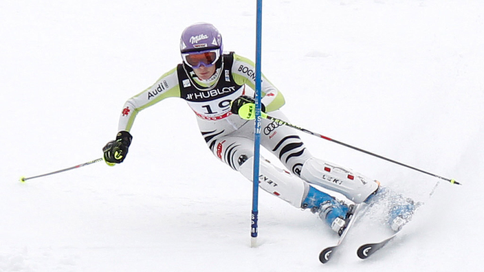 Eine Slalomfahrerin auf der Piste. | Bildquelle: dapd/Sebastian Widmann Eine Slalomfahrerin auf der Piste.