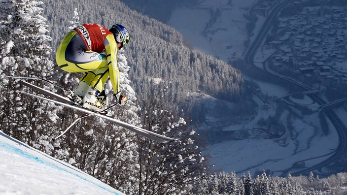 Ein Abfahrer bei der Super-Kombination der Herren in Chamonix, Frankreich. Vor alpiner Kulisse befindet sich der Skifahrer im Sprung | Bildquelle: WDR/imago sportfotodienst Ein Abfahrer bei der Super-Kombination der Herren in Chamonix, Frankreich. Vor alpiner Kulisse befindet sich der Skifahrer im Sprung