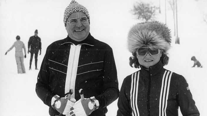 Helmut Kohl und seine Frau im Skiurlaub im Jahr 1978. | Bildquelle: dpa Picture-Alliance / Heinz Wie Helmut Kohl und seine Frau im Skiurlaub im Jahr 1978.
