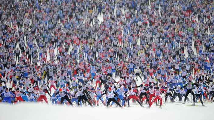 Unzählbar viele Skilangläufer starten beim Massenstart des Moscow Ski-Track mass race | Bildquelle: WDR/imago sportfotodienst Unzählbar viele Skilangläufer starten beim Massenstart des Moscow Ski-Track mass race